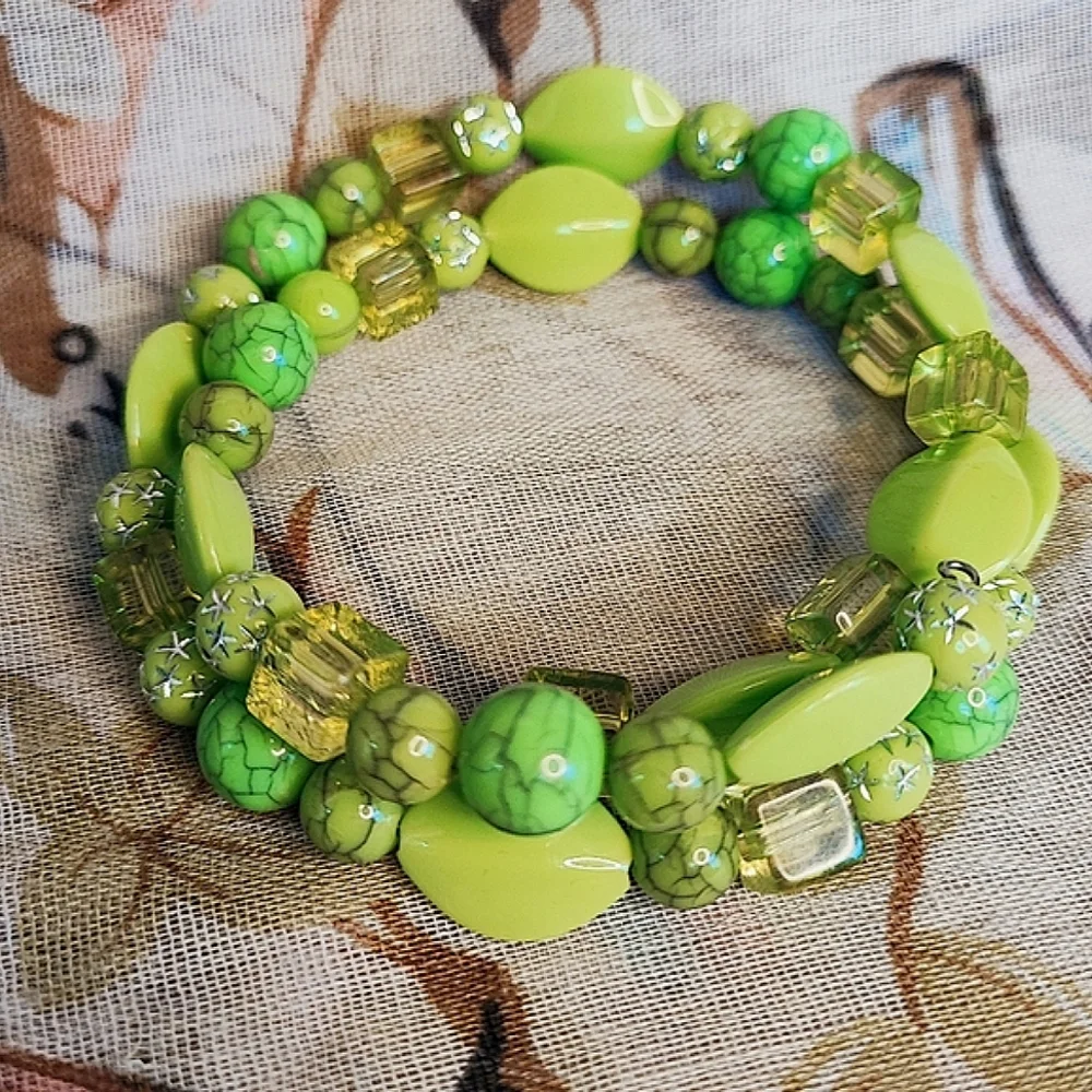 Lauren Conrad Vintage Bold Primary Colors Lucite Beaded Memory Wire Bracelet EUC